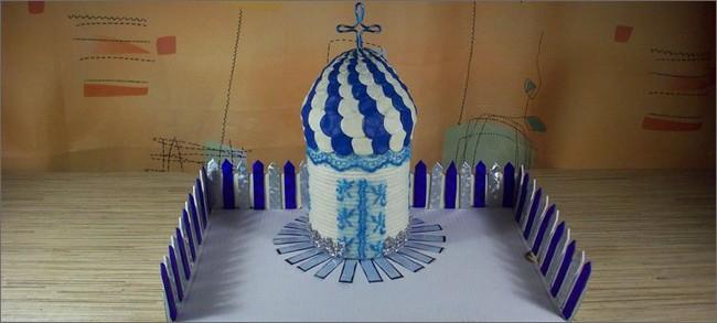 Почти готовая церковь из пластиковой бутылки