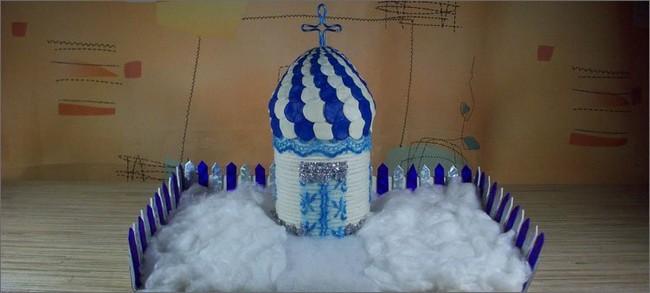 Снег из ваты возле макета церкви