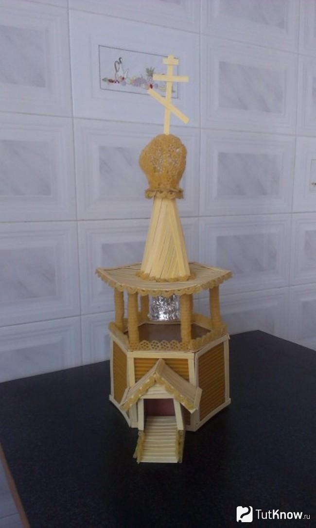 Готовая церковь из макарон крупным планом