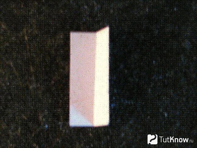 Картонная заготовка согнута пополам