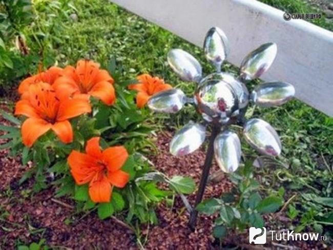 Цветок из ложек на улице