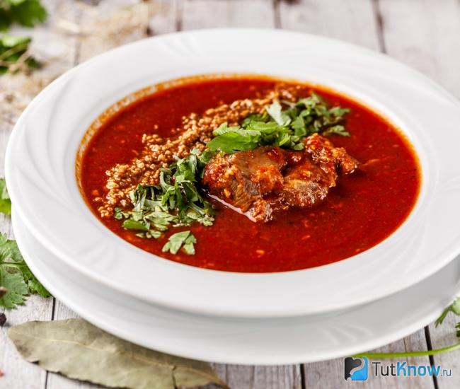 Харчо из баранины с соусом аджика