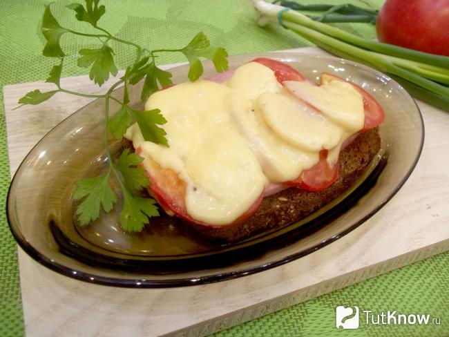Готовые горячие бутерброды с колбасой, помидорами и сыром