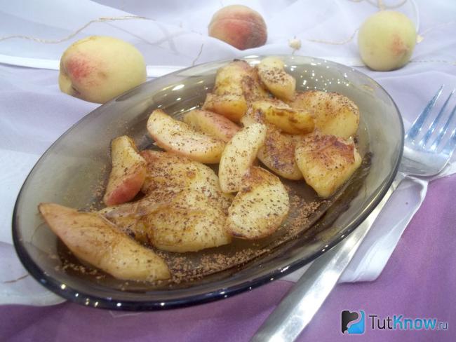 Готовые жареные персики в сливочном масле с сахаром