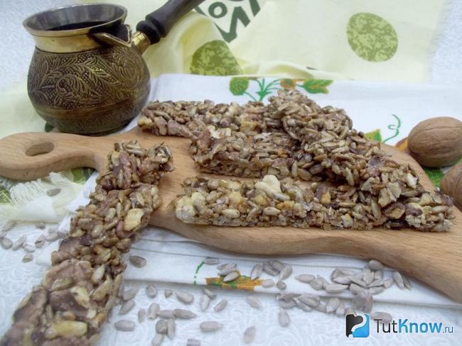 Готовые козинаки из семечек подсолнечника и грецких орехов