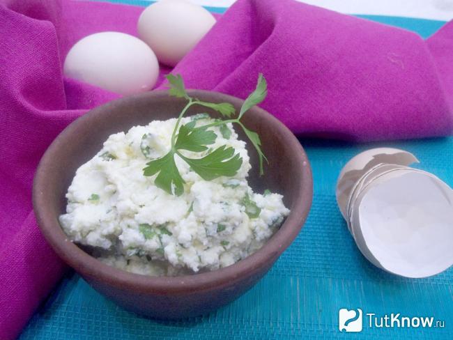 Готовая начинка для блинов из сыра, огурцов и зелени