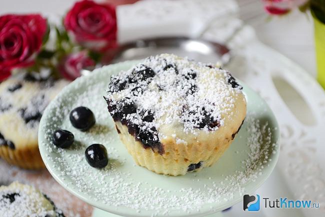 Творожный кекс с черникой крупным планом