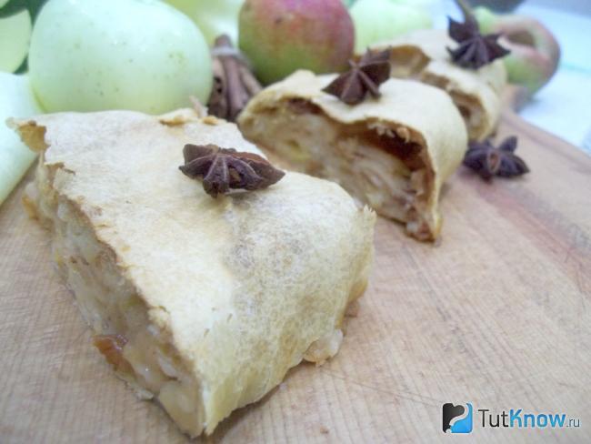 Готовый штрудель с грушами и яблоками