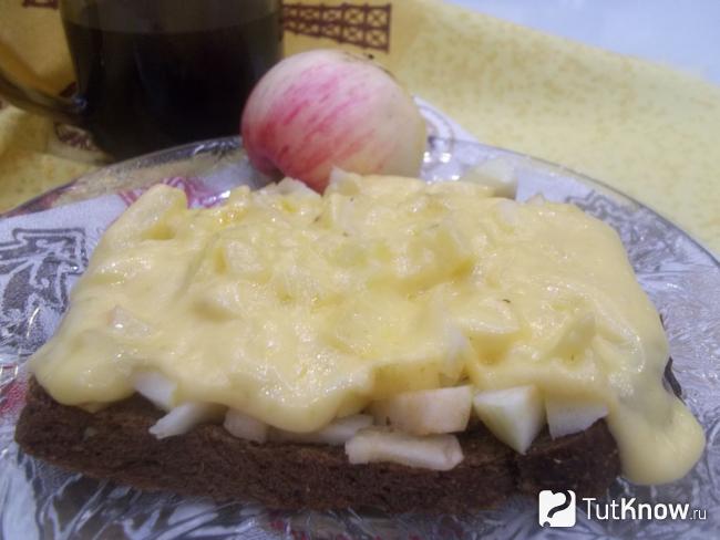 Готовые горячие бутерброды с яблоками и сыром