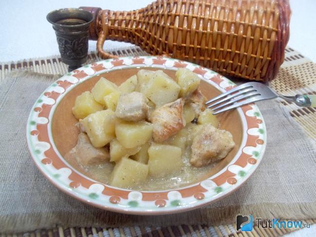 Готовый тушеный картофель с куриным филе в молоке с горчицей