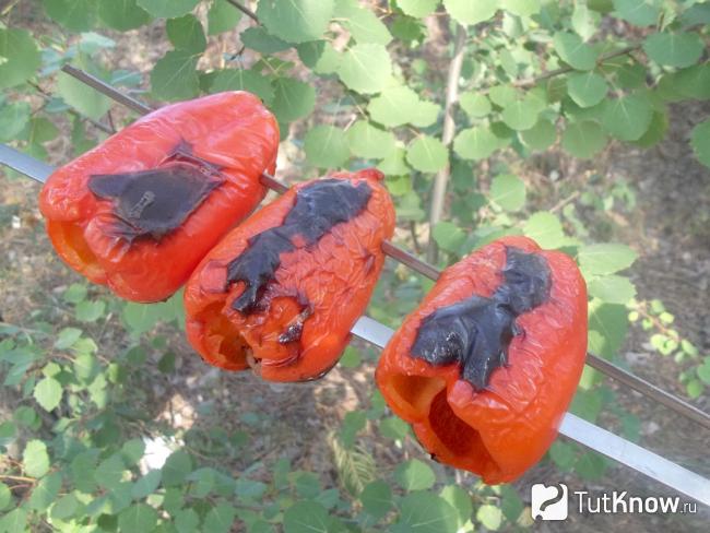 Готовые запеченные сладкие болгарские перцы на мангале