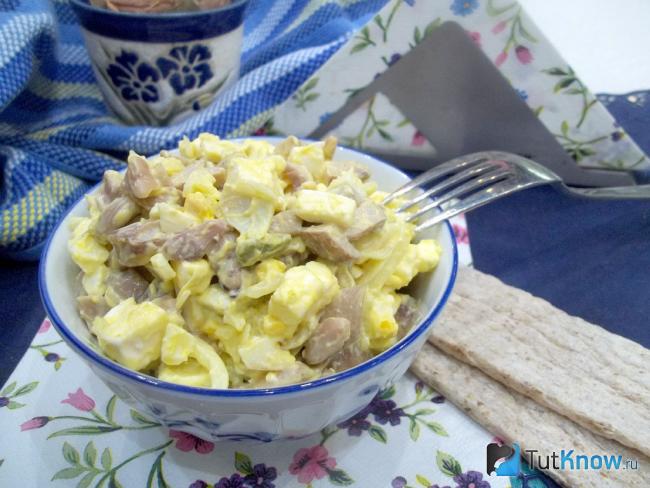 Готовый грибной салат с сыром, луком и яйцами