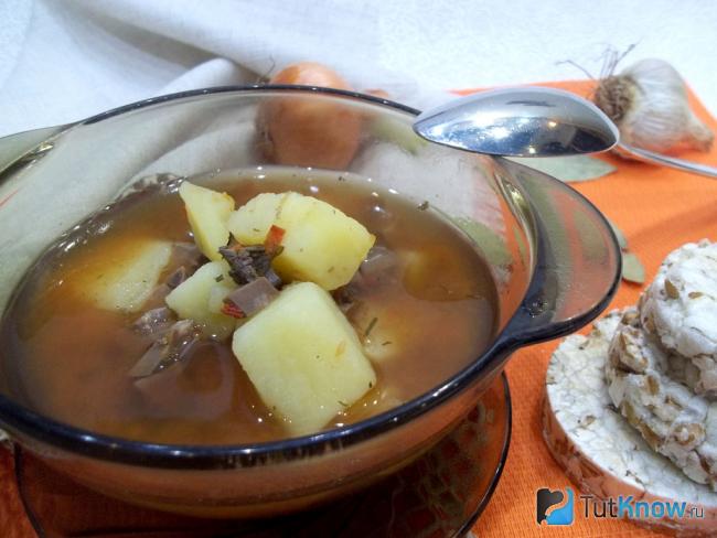 Готовый томатный суп с куриными сердечками и желудками
