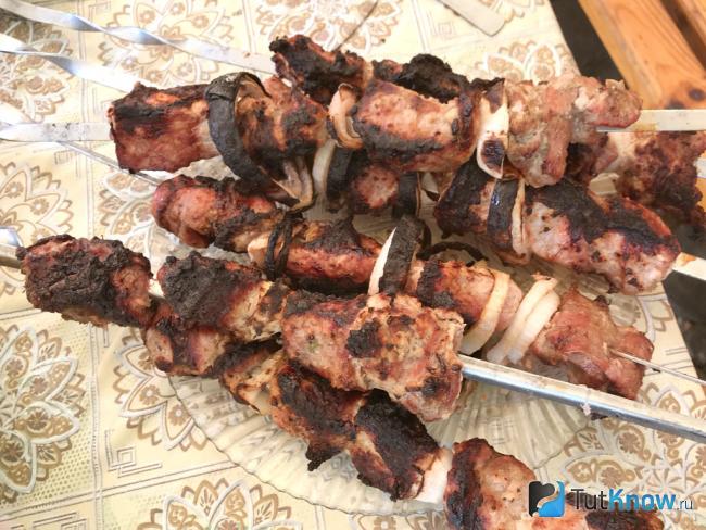Готовый шашлык из свинины в луковом маринаде со специями