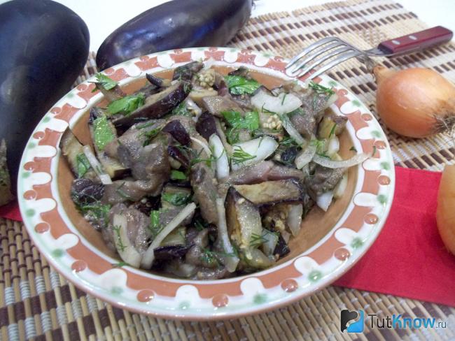Маринованные баклажаны с грибами заправлены соусом