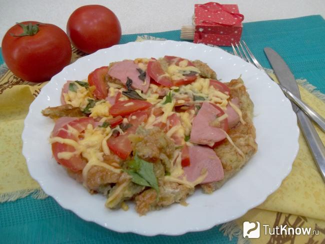Готовая картофельная пицца на сковороде