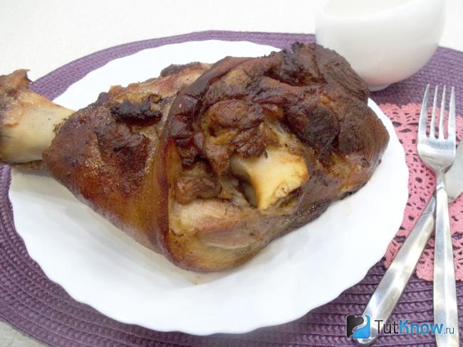 Готовая свиная рулька, отваренная и запеченная