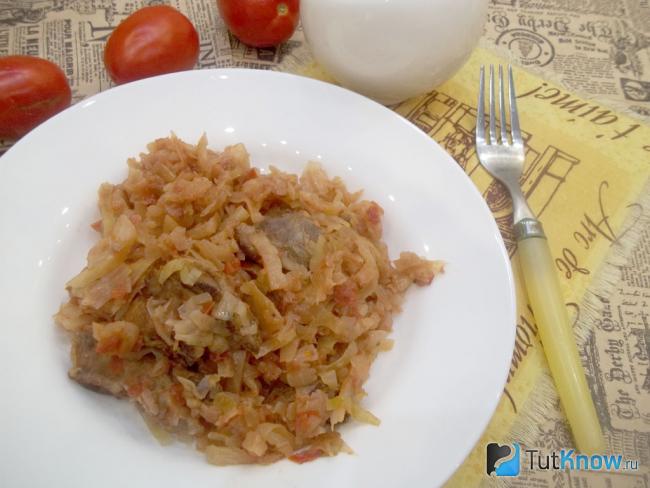 Готовая тушеная капуста с мясом и помидорами