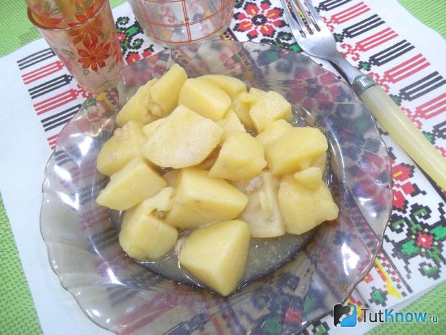 Готовая тушеная картошка в мясном бульоне