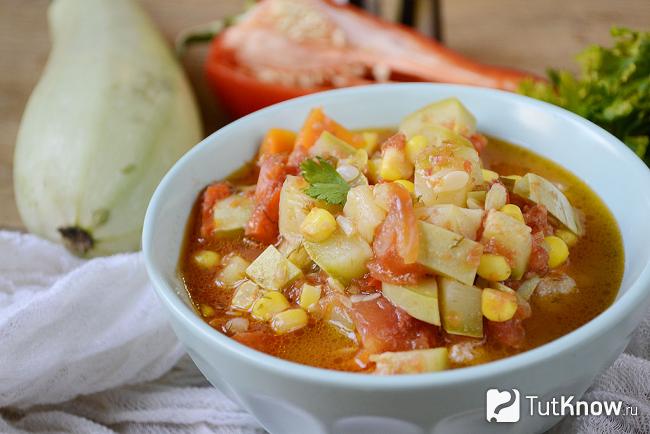 Овощное рагу с кукурузой крупным планом