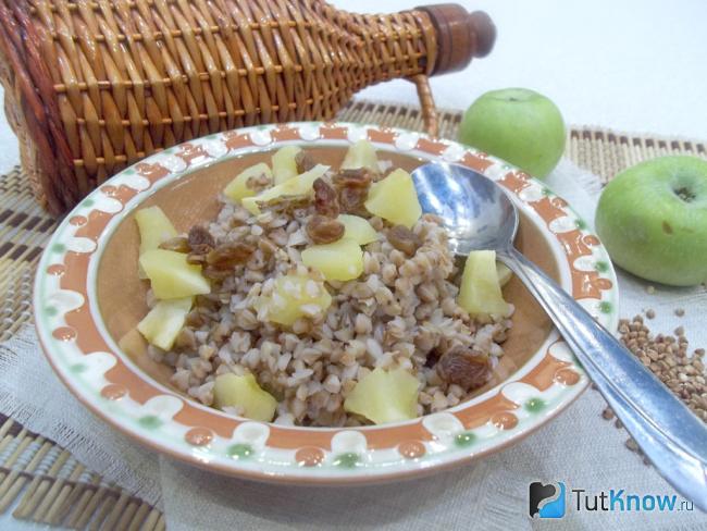 Готовая постная гречка с яблоками и изюмом