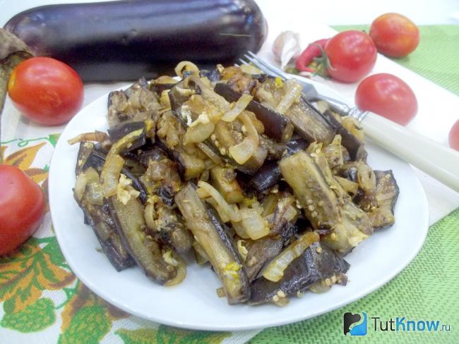 Готовые жареные баклажаны с луком и яйцом