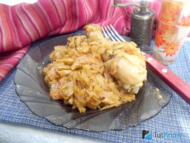 Готовая тушеная капуста с курицей в томате