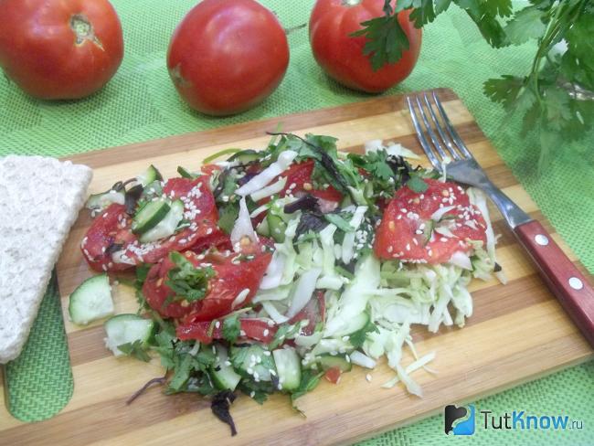 Готовый овощной салат с кунжутом и зеленью