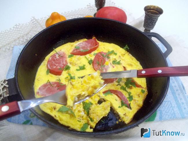 Готовый омлет с кукурузой и помидорами