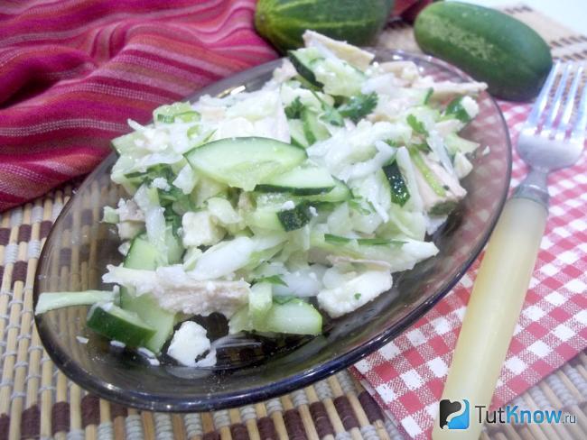 Готовый салат с курицей, капустой, сыром и огурцами