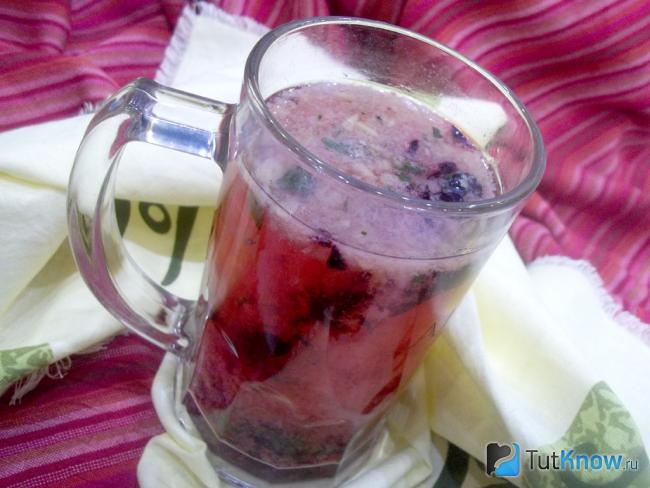 Готовый фруктовый чай из замороженных фруктовых кубиков льда