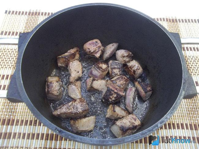 Печень нарезана кусочками и жарится в сковороде