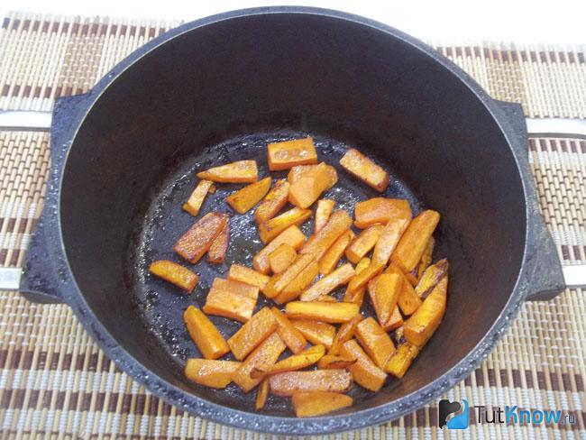 Морковь нарезана брусками и обжарена