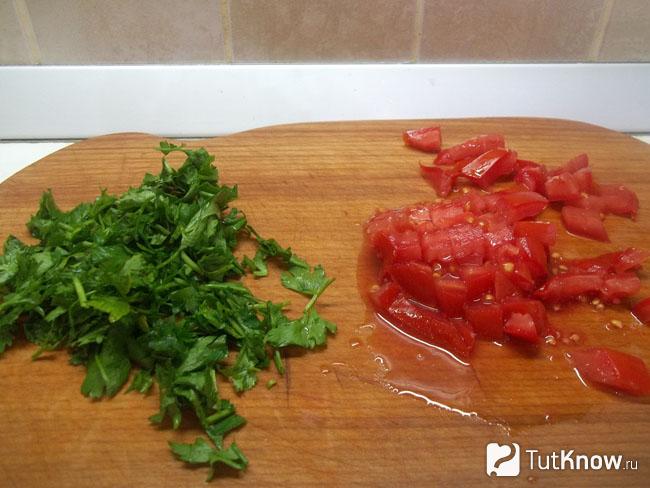 Зелень измельчена, помидоры нарезаны кубиками