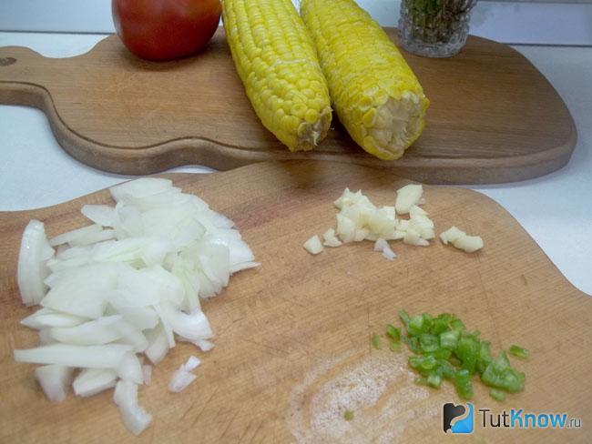 Репчатый лук нашинкован, чеснок и горький измельчены