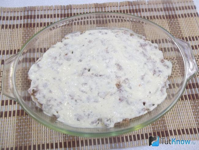 Фарш смазан сметанным соусом