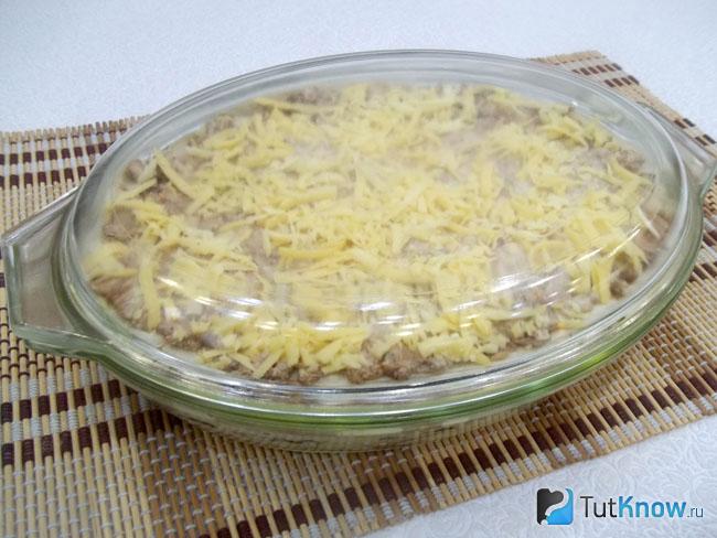 Лазанья закрыта крышкой и отправлена в духовку