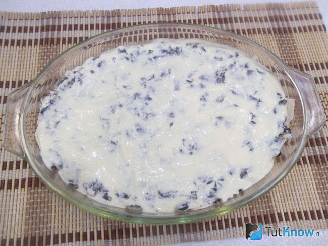 Грибы смазаны соусом