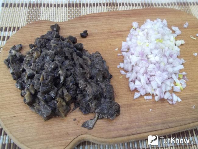 Грибы и лук нарезаны кубиками