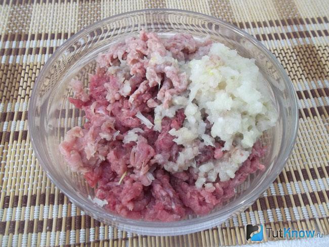 Мясо и лук перекручены на мясорубке