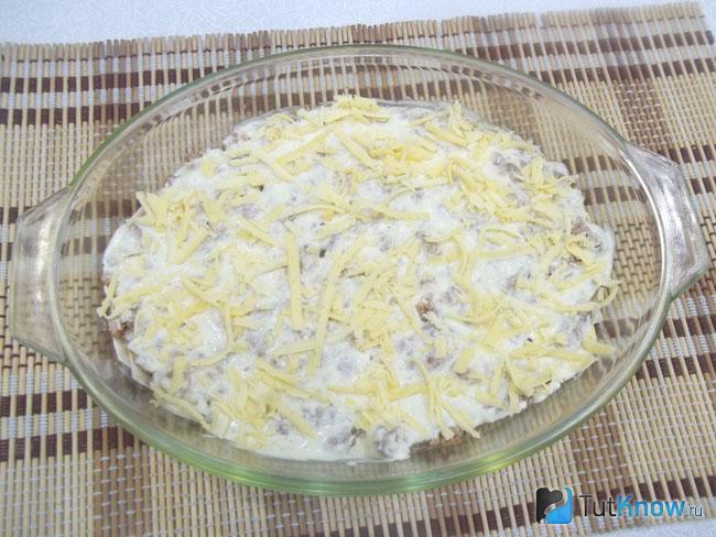 Фарш присыпан сырной стружкой