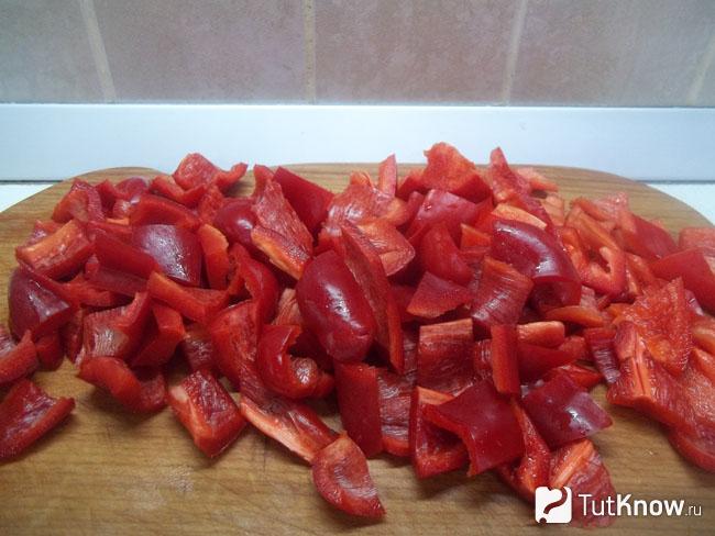 Перцы нарезаны кубиками и обжарены в сковороде