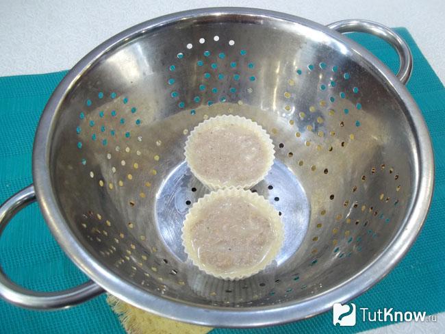 Мясная смесь перелита в силиконовые формочки и отправлена на паровую баню