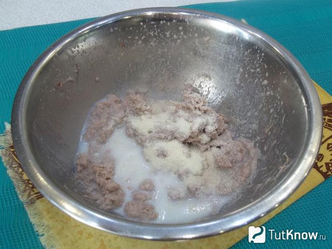 В мясную массу добавлено молоко