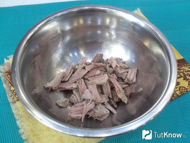 Отваренное мясо сложено в глубокую миску