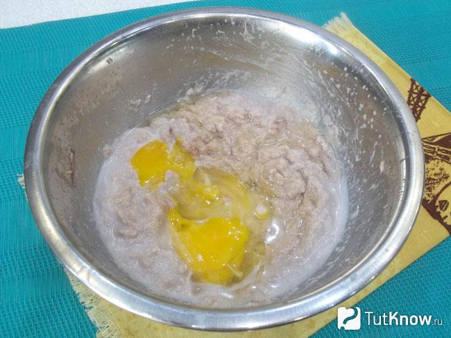 В мясную массу добавлены яйца