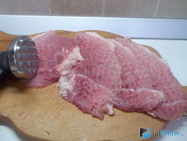 Нарезанное мясо отбито
