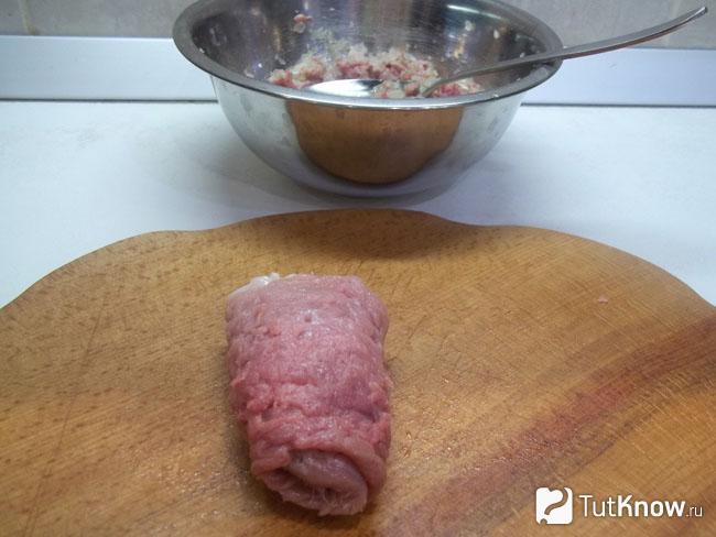 Мясо свернуто рулетом