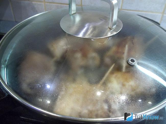 Рулеты тушатся под крышкой