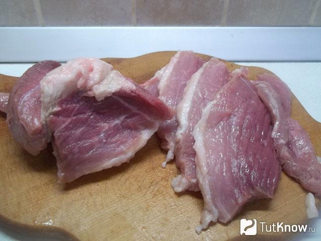 Половина мяса нарезана слайсами